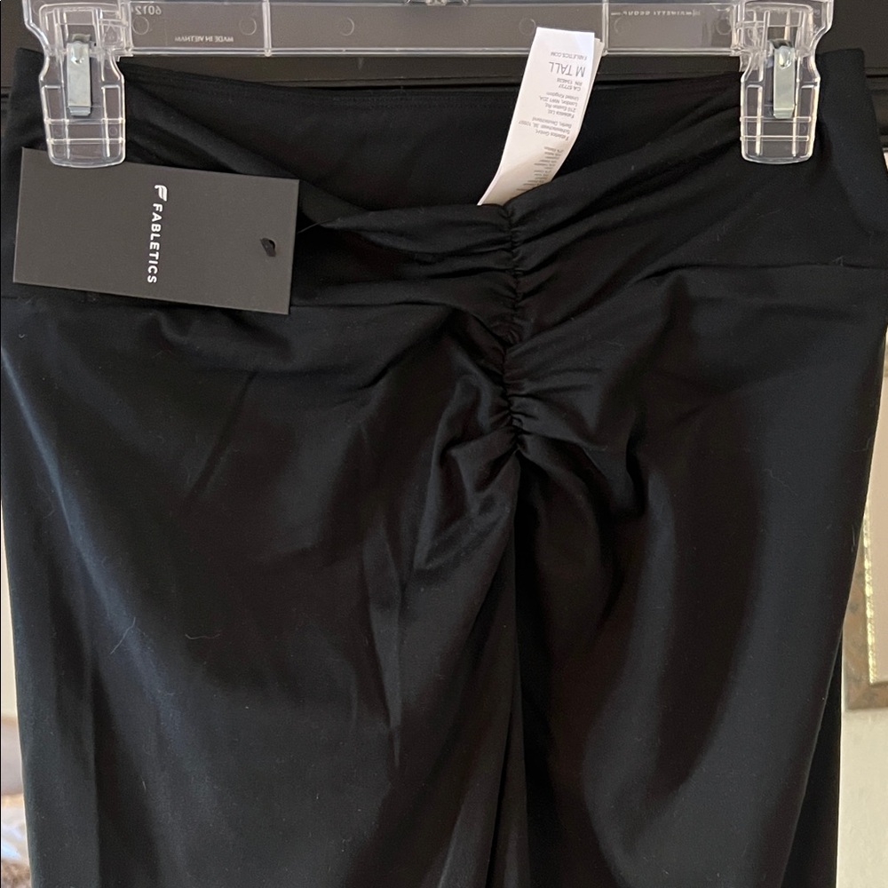 NWT BLACK FABLETICS Pureluxe V-back legging